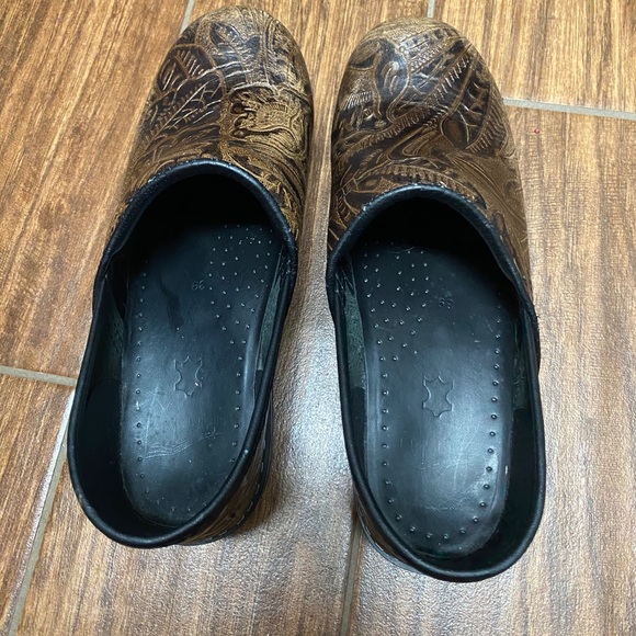 Dansko Shoes - Brown Dansko clogs